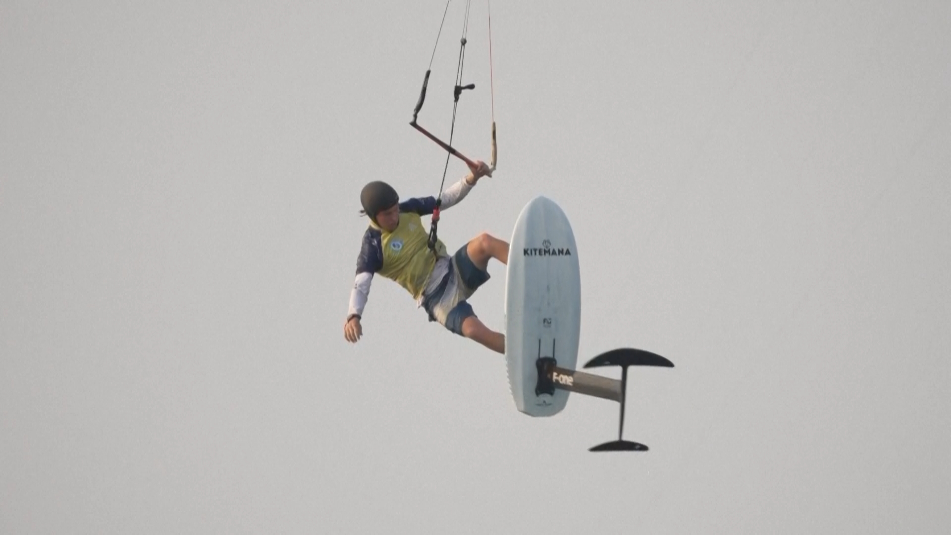 Kitesurf e acrobazie aeree, vince il neozelandese Hugo Wigglesworth