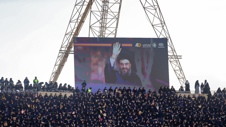 12 ottobre 2025, Libano, Beirut: gli scout filo-iraniani al-Mahdi di Hezbollah, partecipano a una cerimonia alla Beirut Sports City intitolata "La nuova generazione di al-Sayyed Hassan Nasrallah", per commemorare il primo anniversario della sua morte a seguito di un attacco israeliano in Libano (foto: Marwan Naamani/dpa via Ansa).