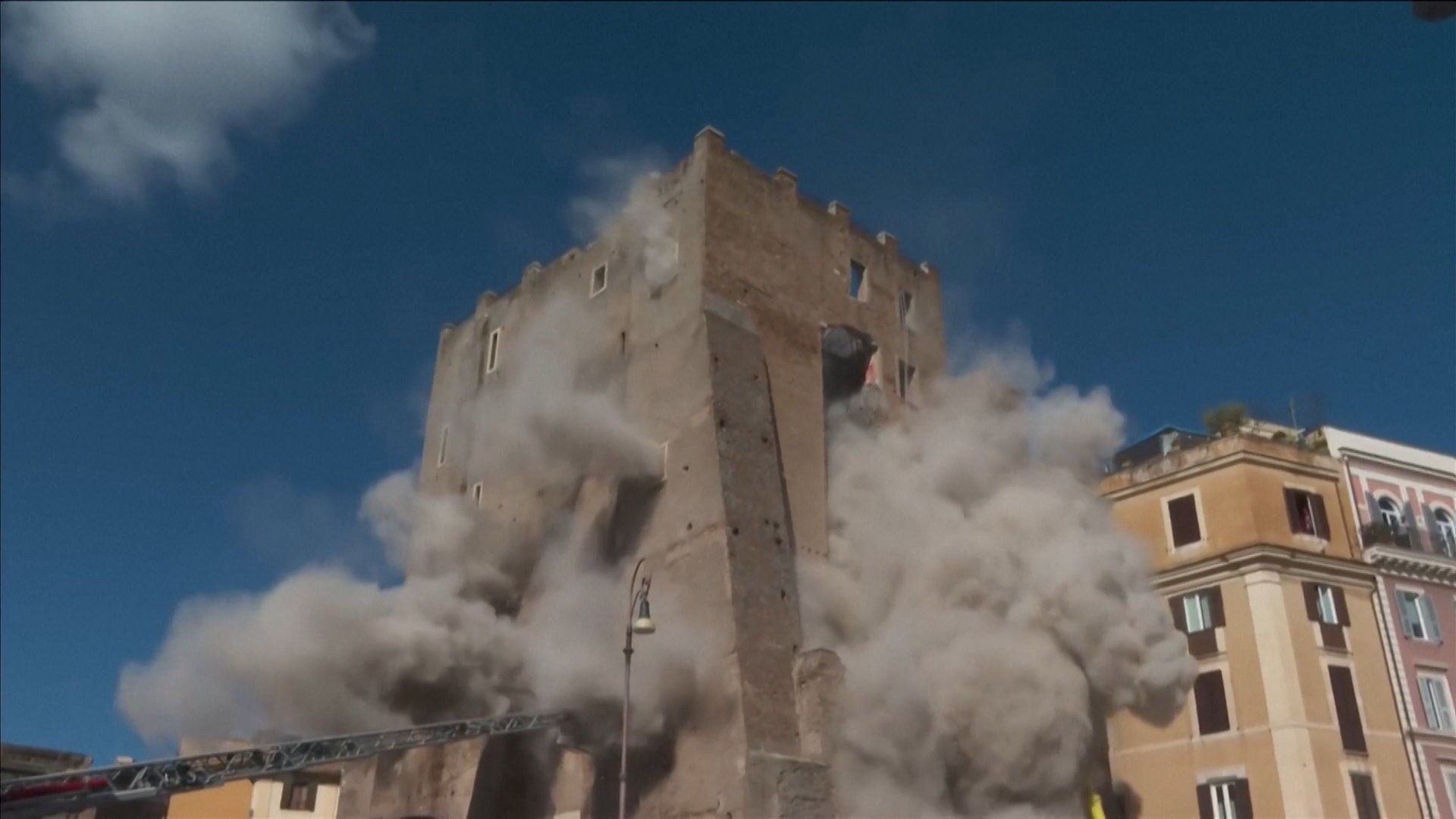 Torre dei Conti a Roma, il momento del secondo crollo durante le operazioni di soccorso