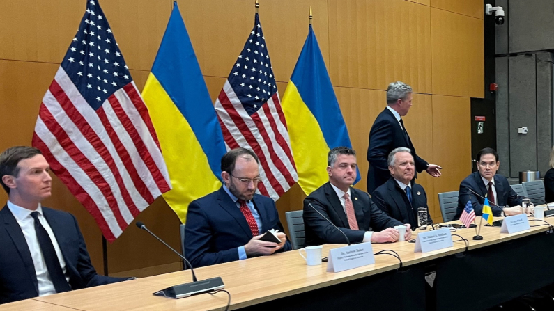 Gli inviati speciali degli Stati Uniti Jared Kushner e Steve Witkoff, Marco Rubio e il segretario all'Esercito americano Daniel Driscoll prima delle discussioni a porte chiuse con il capo dell’Ufficio del presidente dell’Ucraina Andriy Yermak a Ginevra,  23 novembre 2025. foto REUTERS/Emma Farge.