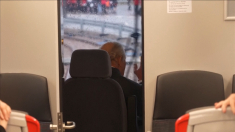 Re Carlo prende i comandi della metro nel giorno del suo compleanno