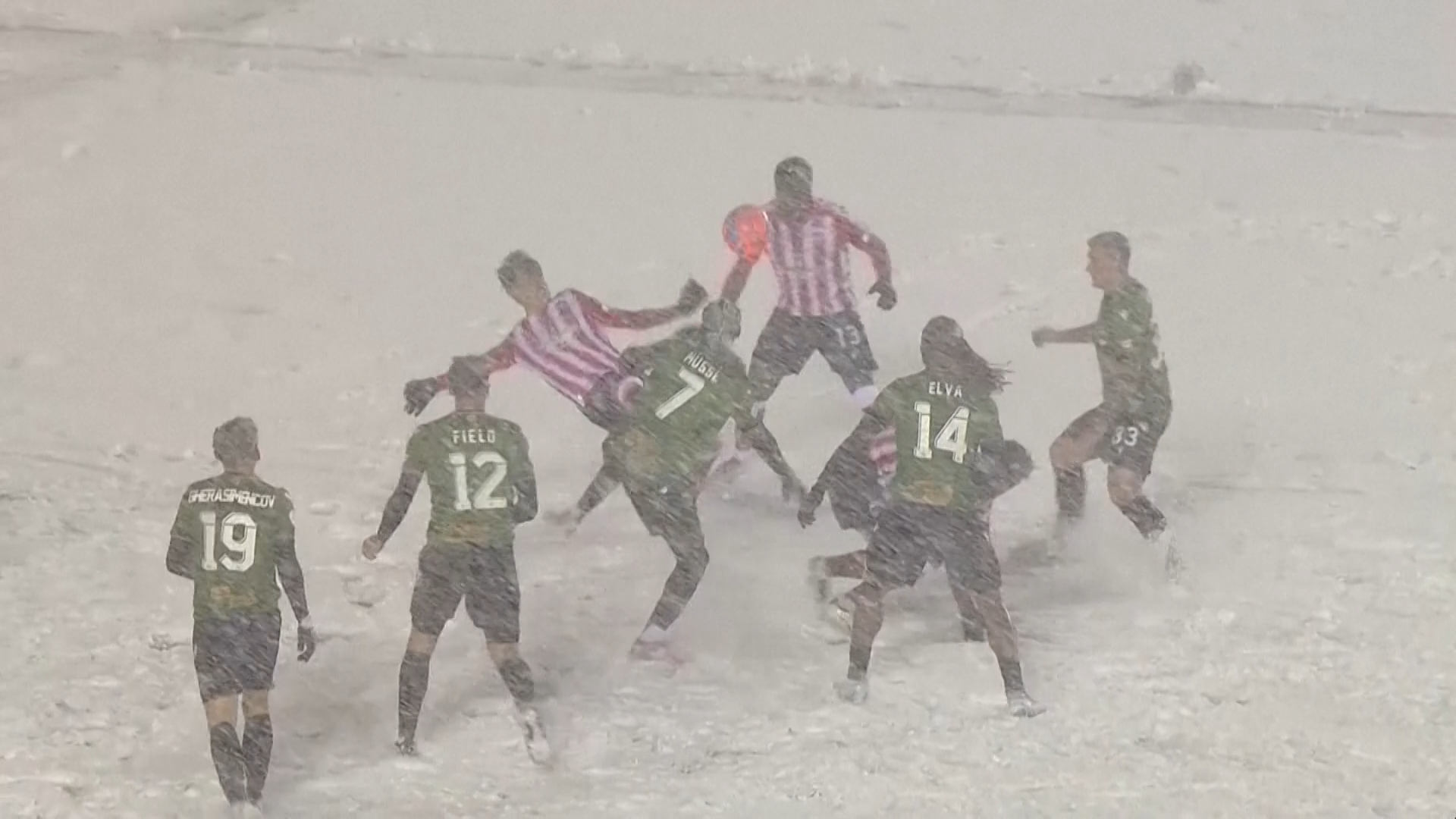 Finale di calcio sotto una bufera di neve in Canada