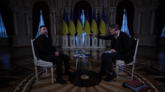 Blackout durante l’intervista a Zelensky, la reazione sorpresa del leader ucraino