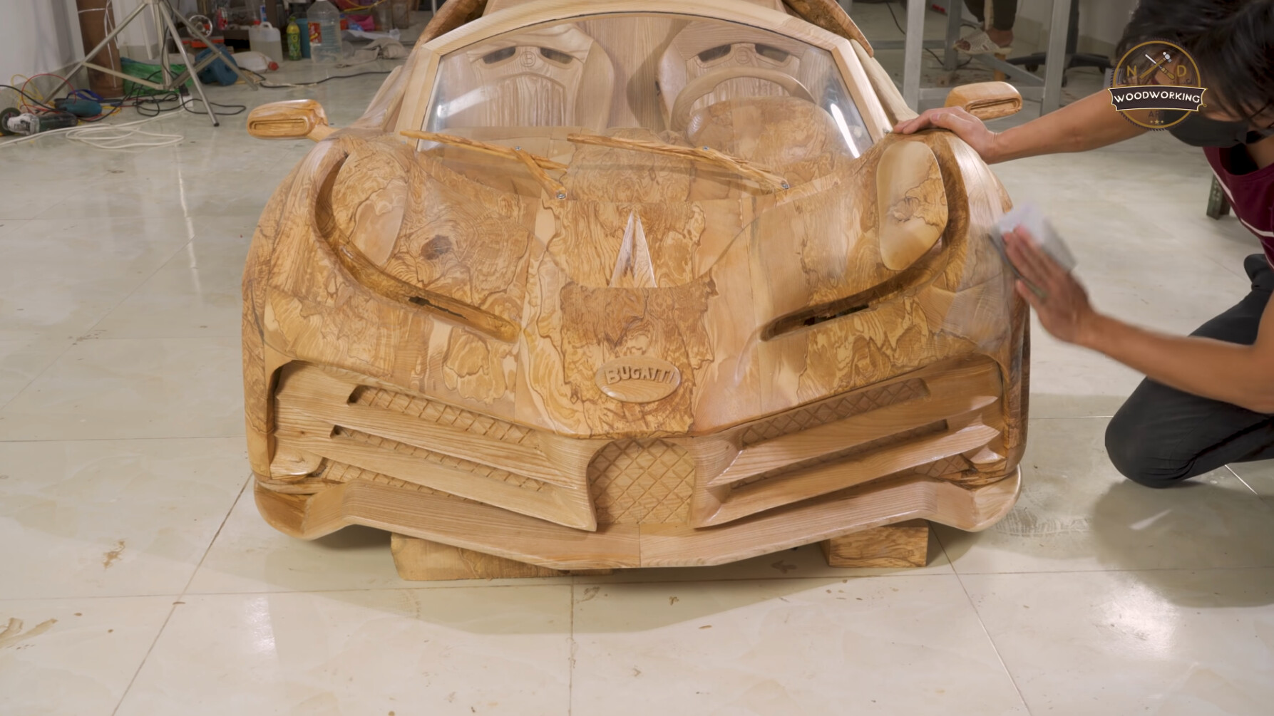 L'auto in legno completata