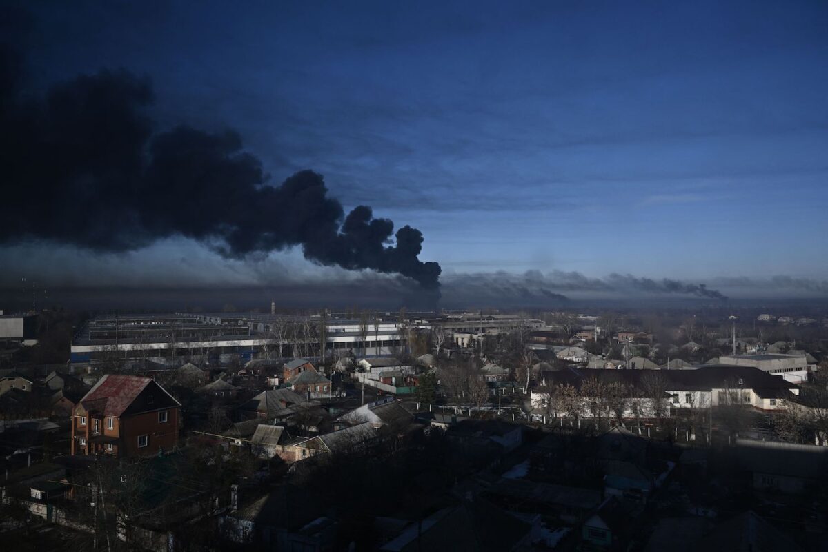Fumo nero si alza da un aeroporto militare a Chuguyev vicino a Kharkiv, in Ucraina, il 24 febbraio 2022. 